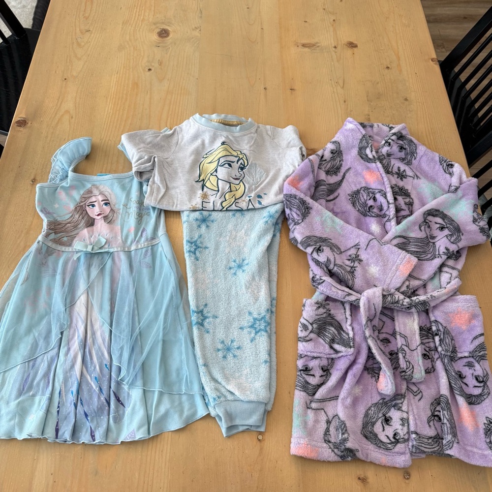 Bundle of Girls Size 4 Frozen Elsa Pajamas and Bathrobe
